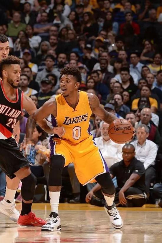 全隊站位就 全隊站位就